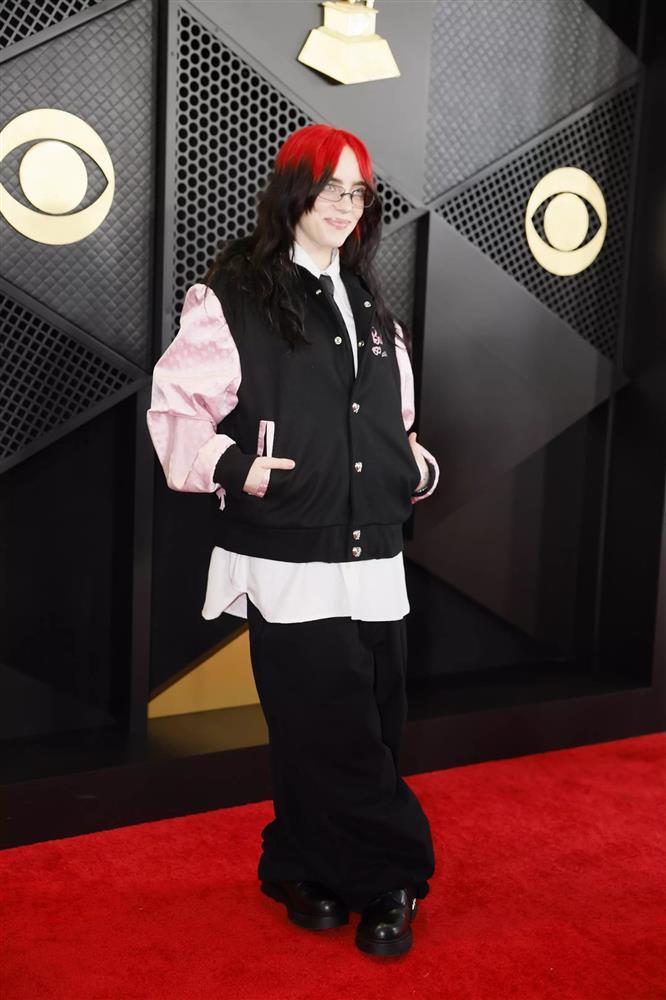 Miley Cyrus mặc như không trên thảm đỏ Grammy 2024-11