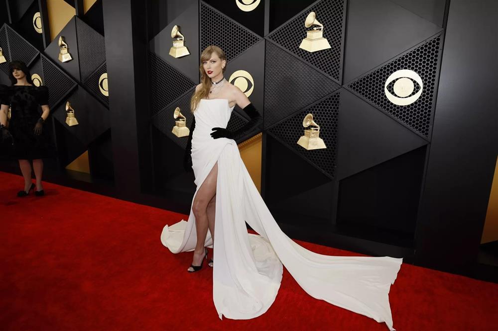 Miley Cyrus mặc như không trên thảm đỏ Grammy 2024-3