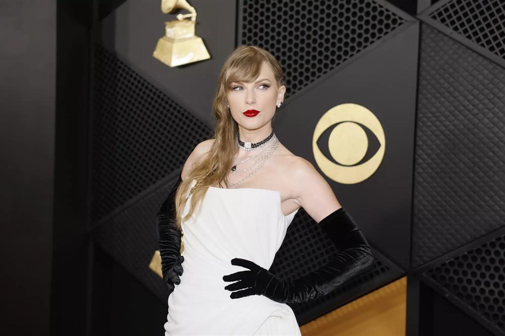 Miley Cyrus mặc như không trên thảm đỏ Grammy 2024-4