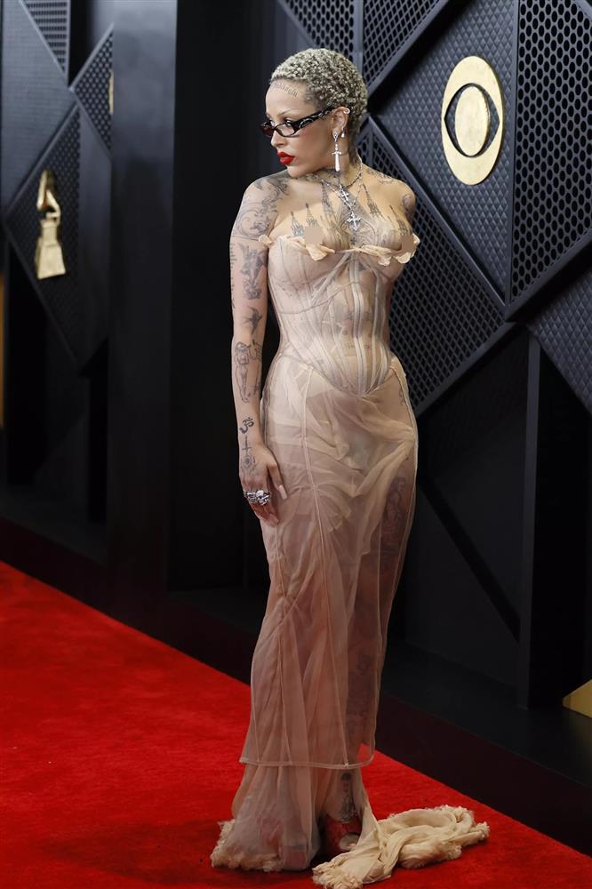 Miley Cyrus mặc như không trên thảm đỏ Grammy 2024-5