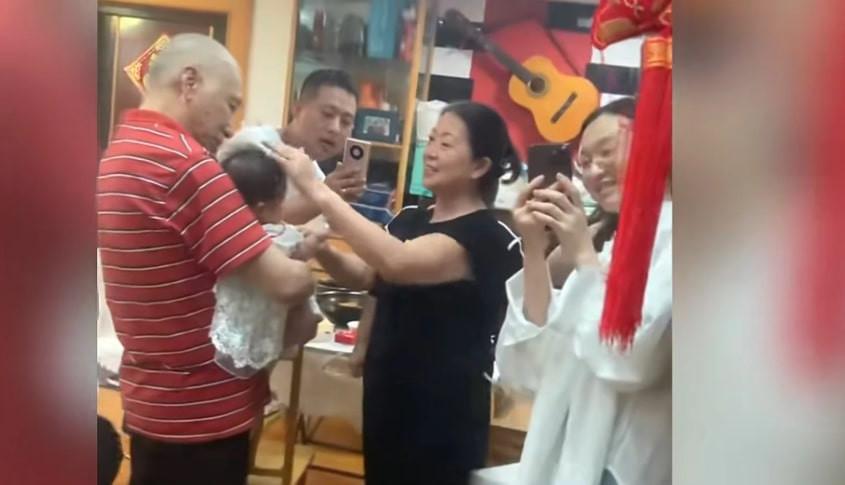 Mới sinh con, cặp vợ chồng xúc động trước hành động ấm lòng của chủ nhà-1