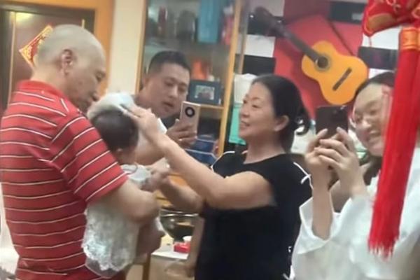 Bà cụ câm điếc mua 10.000 đồng bún riêu, chủ quán làm một việc ấm lòng-4