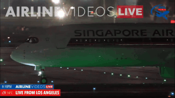 Nam hành khách bất ngờ lao ra đường băng chạy bộ cạnh máy bay đang lăn bánh-1