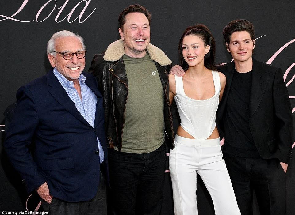 Selena Gomez gợi cảm lấn át Victoria Beckham và con dâu-6