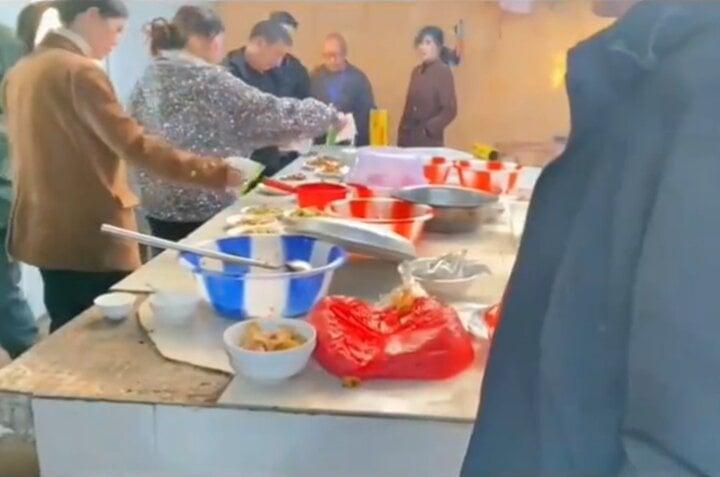 Ngăn dân rượu chè cuối năm, quan chức Trung Quốc đổ muối vào món ăn gây bức xúc-1