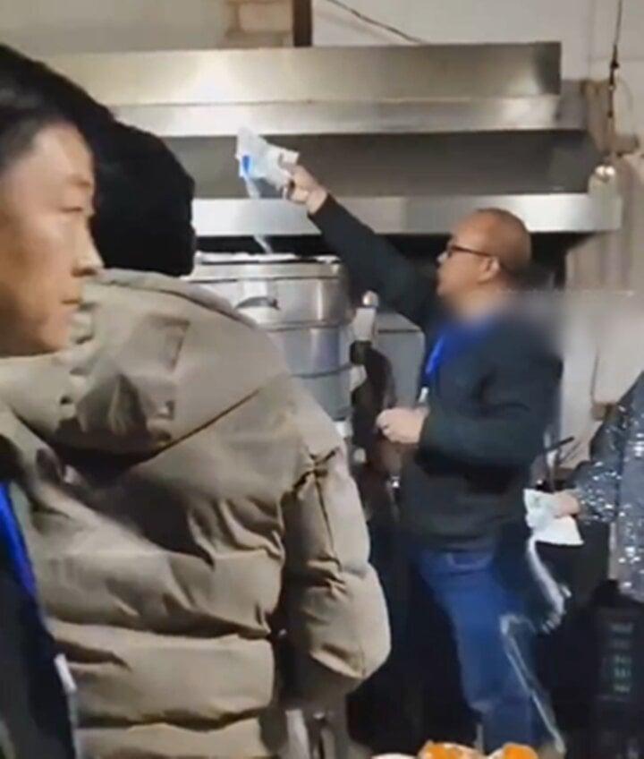 Ngăn dân rượu chè cuối năm, quan chức Trung Quốc đổ muối vào món ăn gây bức xúc-2