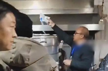 Ngăn dân rượu chè cuối năm, quan chức Trung Quốc đổ muối vào món ăn gây bức xúc
