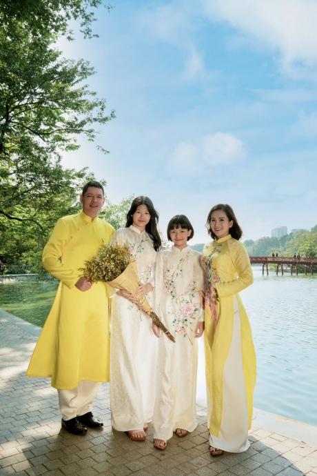Gia đình sao Việt rộn ràng cùng diện áo dài du xuân sớm-1