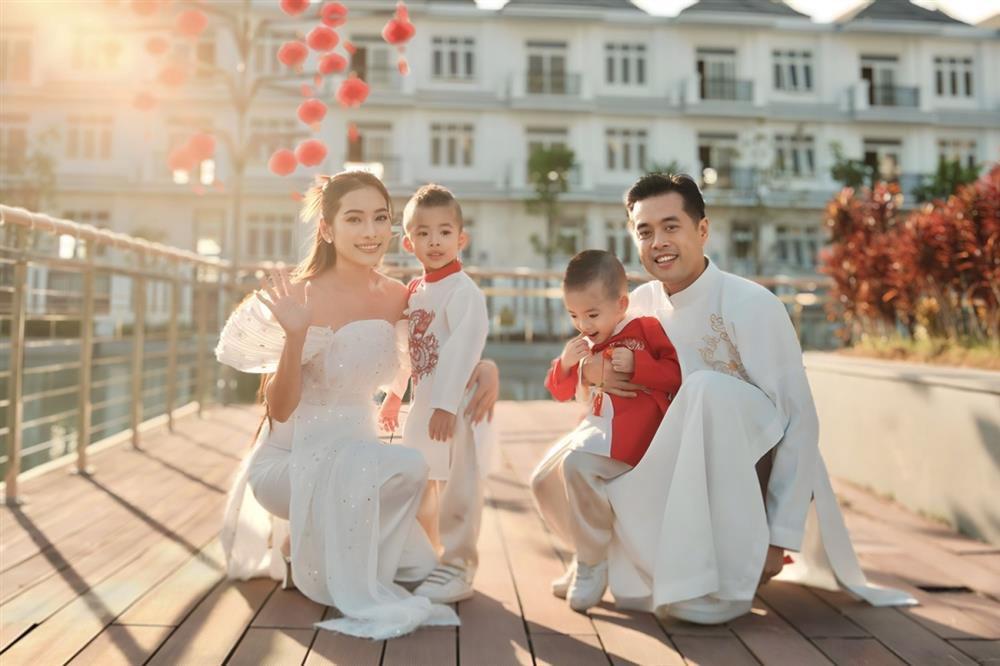 Gia đình sao Việt rộn ràng cùng diện áo dài du xuân sớm-4