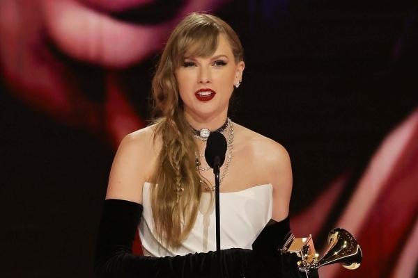 Taylor Swift Nói Bí Mật Trên Sân Khấu Grammy Khiến Mạng Xã Hội Tê Liệt 