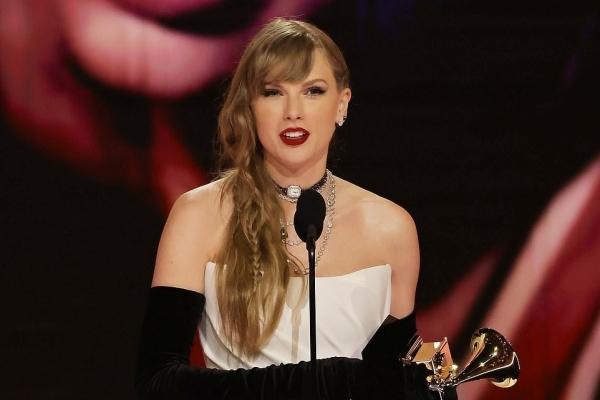 Taylor Swift nằm không dính đạn-4