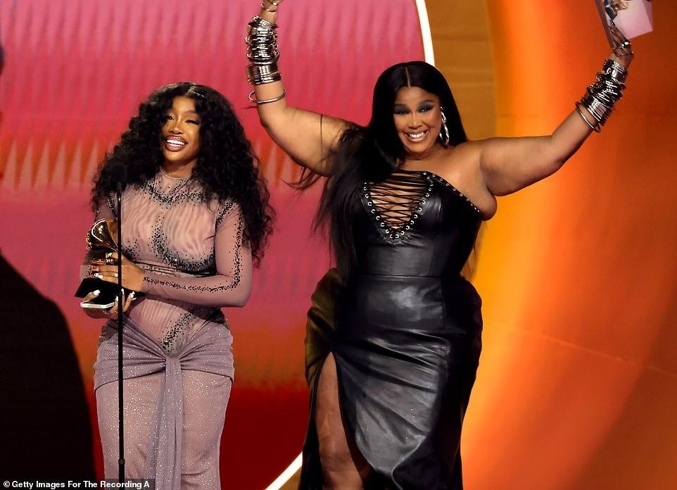 Taylor Swift nói bí mật trên sân khấu Grammy khiến mạng xã hội tê liệt-5