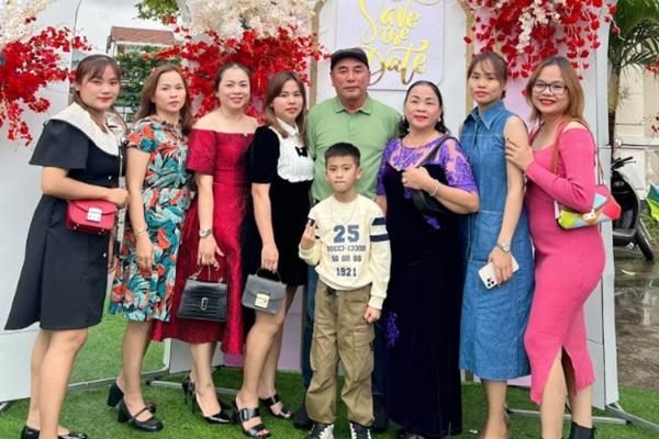 Gia đình ở Nghệ An có 8 cô con gái đều học ngành Y Dược: Bố mất, mẹ một mình gồng gánh sớm hôm để nuôi các con ăn học-4