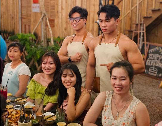 Thuê mỹ nam 6 múi cởi trần phục vụ, quán ăn ở Cần Thơ hút khách nườm nượp-2