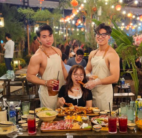 Thuê mỹ nam 6 múi cởi trần phục vụ, quán ăn ở Cần Thơ hút khách nườm nượp-3