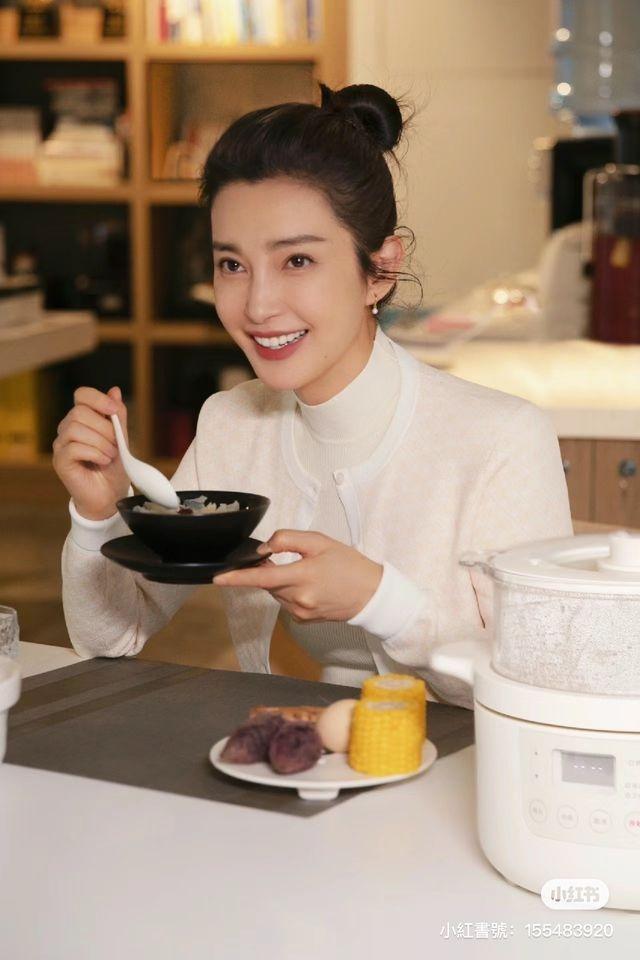 Ngoài giàu có và hạnh phúc với nỗi cô đơn, dáng vóc Lý Băng Băng tuổi ngũ tuần gây choáng ngợp-1