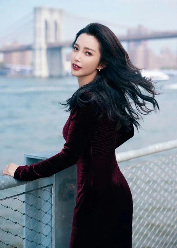 Ngoài giàu có và hạnh phúc với nỗi cô đơn, dáng vóc Lý Băng Băng tuổi ngũ tuần gây choáng ngợp-2