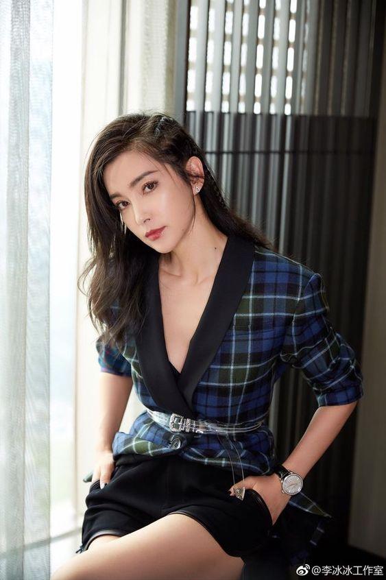 Ngoài giàu có và hạnh phúc với nỗi cô đơn, dáng vóc Lý Băng Băng tuổi ngũ tuần gây choáng ngợp-4