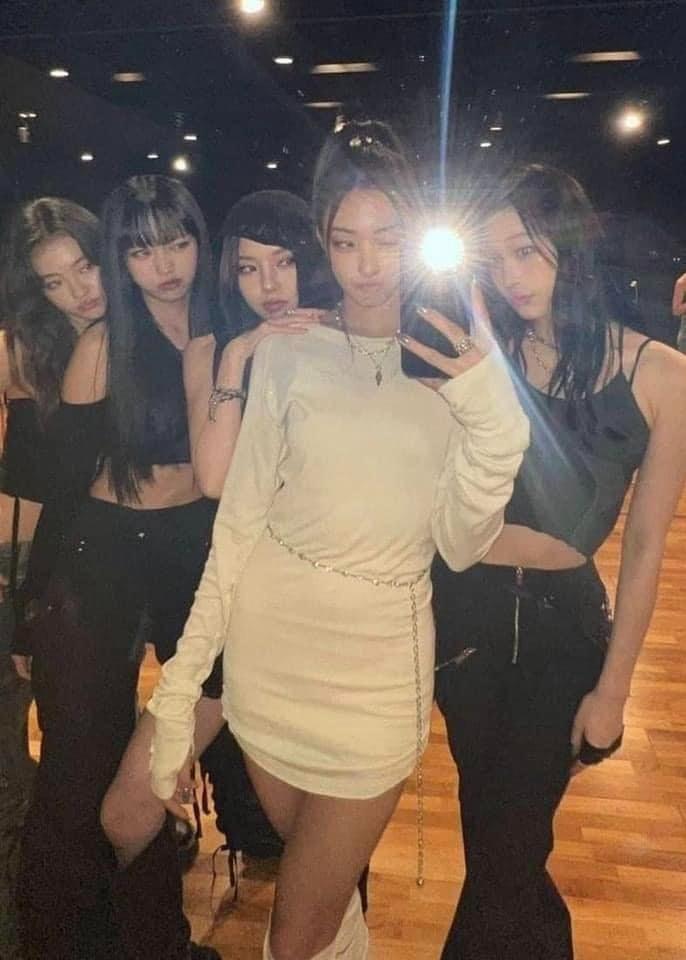 Thực tập sinh của Teddy từng có động thái cực ngầu bảo vệ Jennie, visual như chị em sinh đôi-1