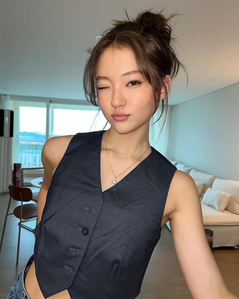 Thực tập sinh của Teddy từng có động thái cực ngầu bảo vệ Jennie, visual như chị em sinh đôi-2