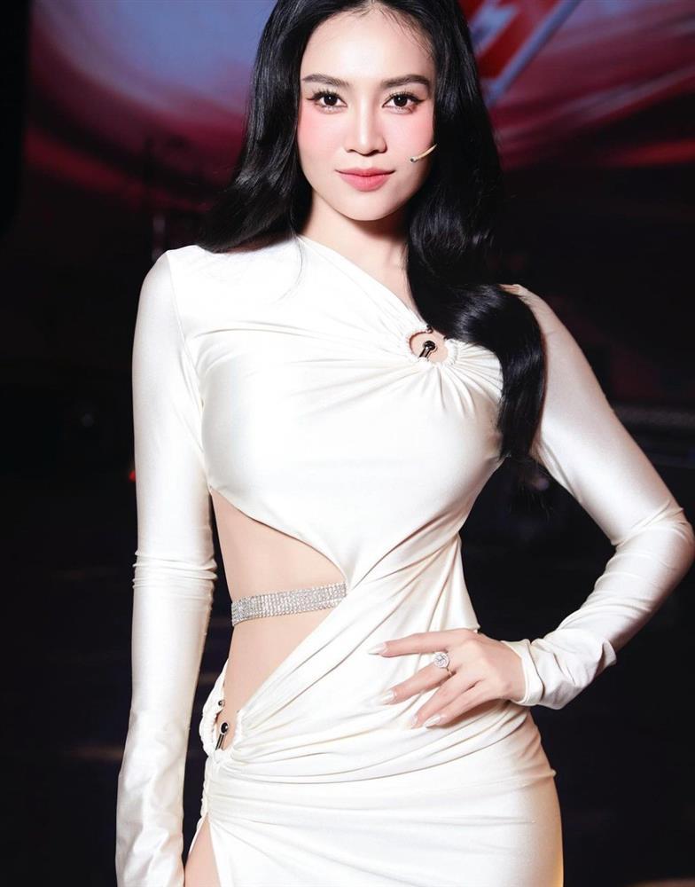 Ninh Dương Lan Ngọc mê váy xẻ cao, làm sao để không xảy ra sự cố?-2