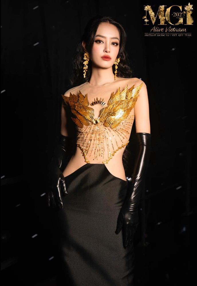 Ninh Dương Lan Ngọc mê váy xẻ cao, làm sao để không xảy ra sự cố?-7