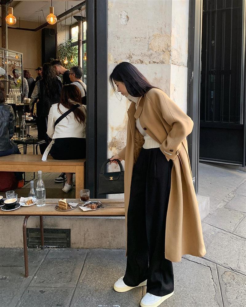 4 kiểu áo khoác kết hợp ăn ý với quần ống rộng, giúp hack tuổi và tôn dáng hiệu quả-2