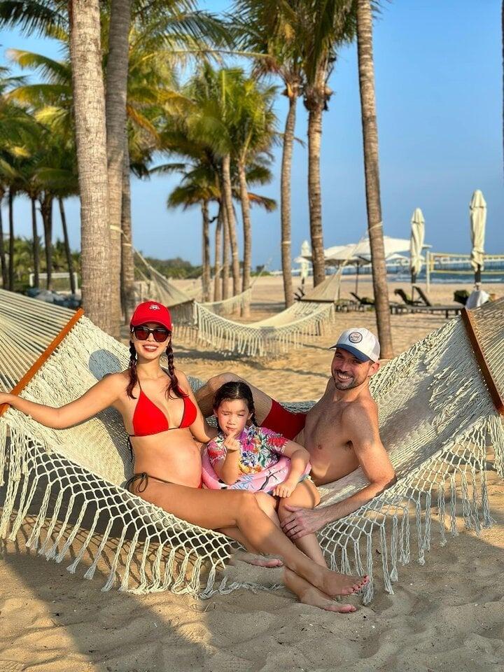 Hà Anh tự tin diện bikini, khoe bụng bầu 6 tháng-1