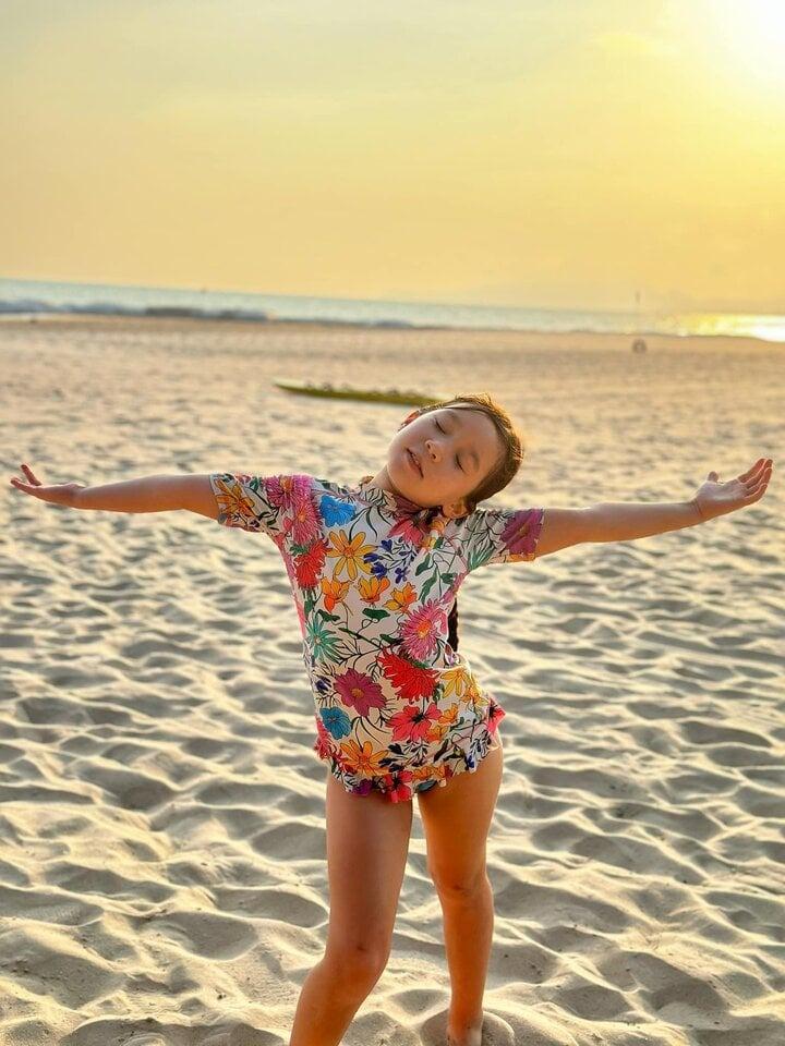 Hà Anh tự tin diện bikini, khoe bụng bầu 6 tháng-6