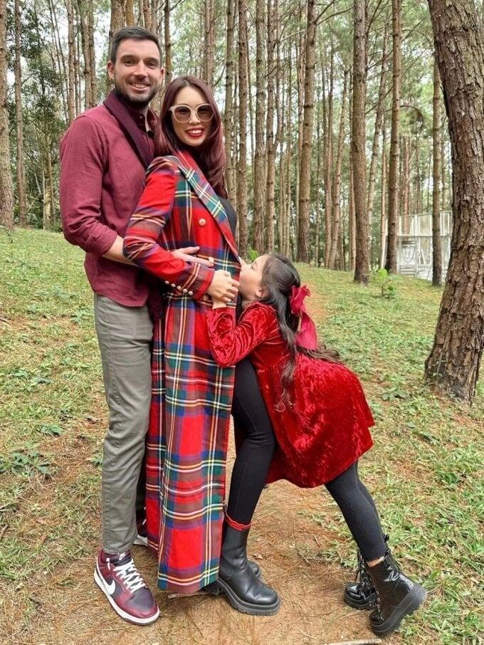 Hà Anh tự tin diện bikini, khoe bụng bầu 6 tháng-8