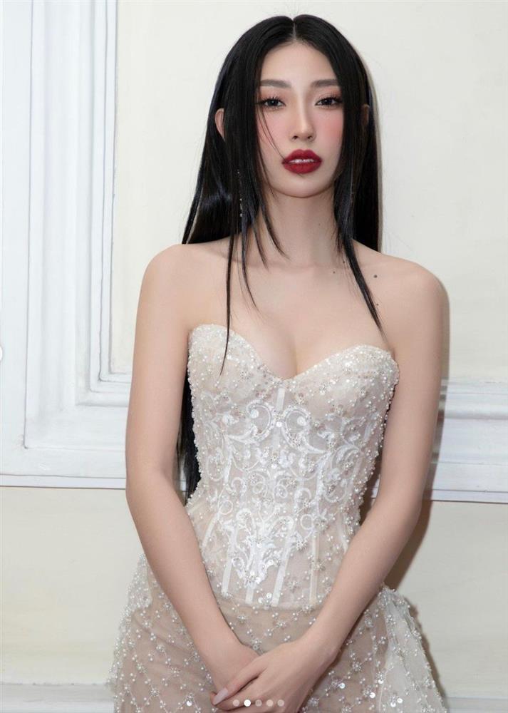 Khổng Tú Quỳnh chăm mặc đồ màu nude, xuyên thấu, khoe vóc dáng không đùa được ở tuổi băm-5