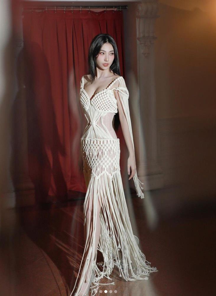 Khổng Tú Quỳnh chăm mặc đồ màu nude, xuyên thấu, khoe vóc dáng không đùa được ở tuổi băm-6