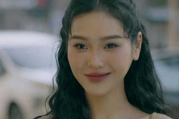 Nữ chính Chúng ta của 8 năm sau khoe ảnh hậu trường, khán giả lại chê phim-4