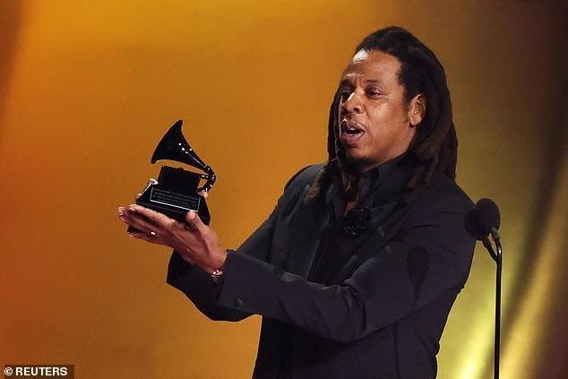 Taylor Swift nằm không dính đạn-1