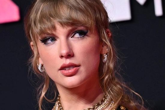 Taylor Swift nằm không 'dính đạn'