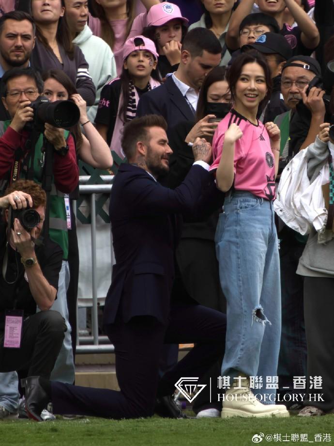 Người đẹp khiến danh thủ Beckham quỳ gối ký tên gây sốt sân vận động là ai?-3