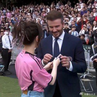 Người đẹp khiến danh thủ Beckham quỳ gối ký tên gây sốt sân vận động là ai?-1