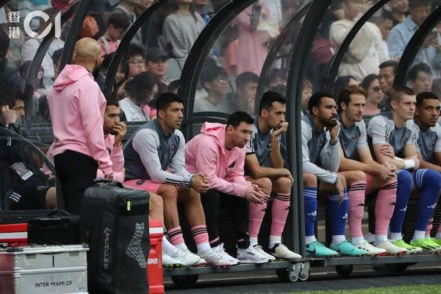 Người đẹp khiến danh thủ Beckham quỳ gối ký tên gây sốt sân vận động là ai?-5