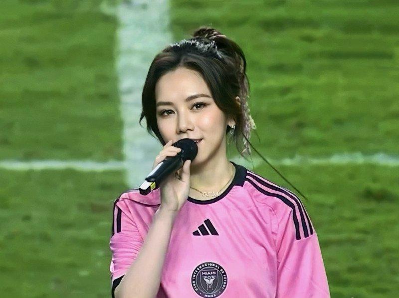 Người đẹp khiến danh thủ Beckham quỳ gối ký tên gây sốt sân vận động là ai?-6