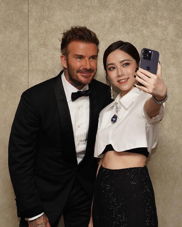 Người đẹp khiến danh thủ Beckham quỳ gối ký tên gây sốt sân vận động là ai?-4