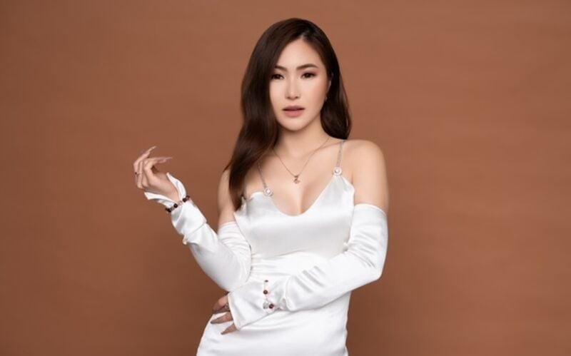 Hương Tràm đăng ảnh công khai người yêu, danh tính người đàn ông gây tò mò-3