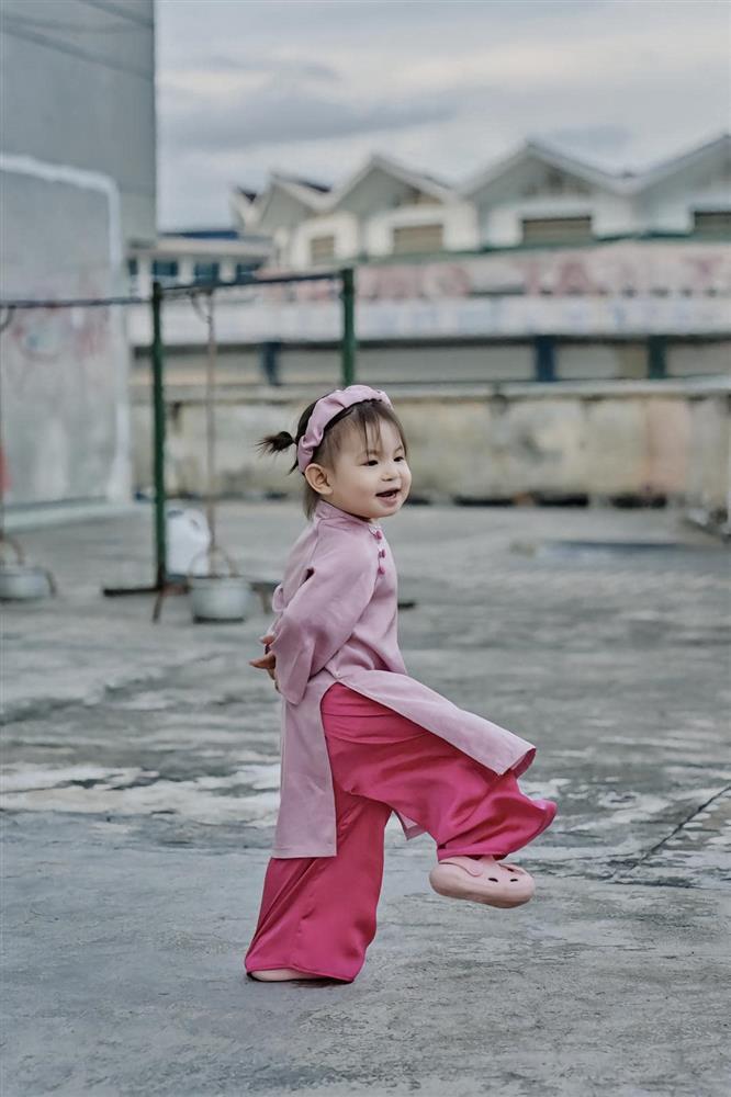 Cháu gái của chủ tịch tập đoàn may mặc - Pam yêu ơi gây chú ý với bộ ảnh chụp áo dài Tết-2