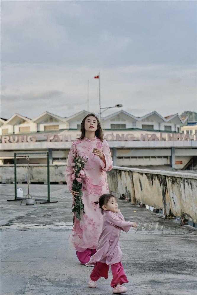 Cháu gái của chủ tịch tập đoàn may mặc - Pam yêu ơi gây chú ý với bộ ảnh chụp áo dài Tết-4