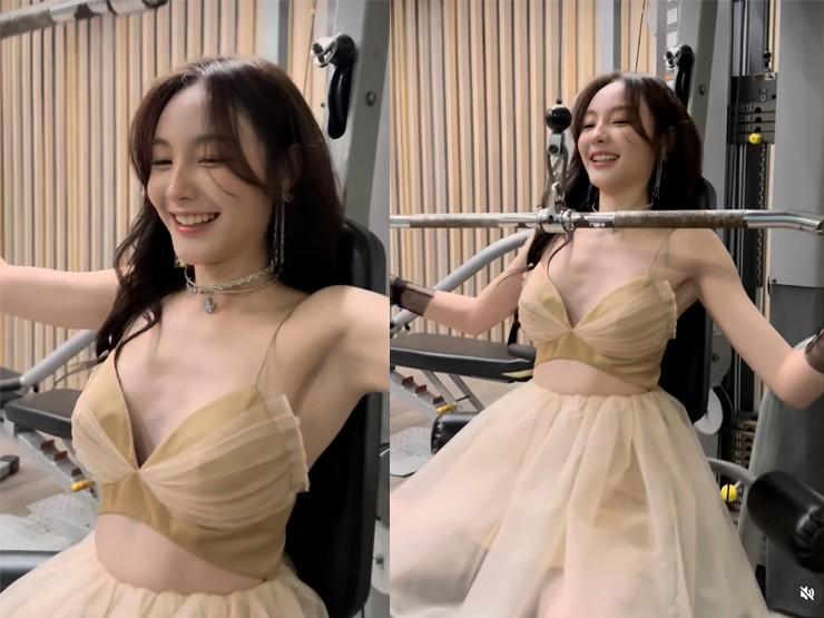 Khi các kiều nữ mặc váy, áo rộng cổ đẩy tạ, tập squat bị cười chê lạc quẻ ở phòng gym-1