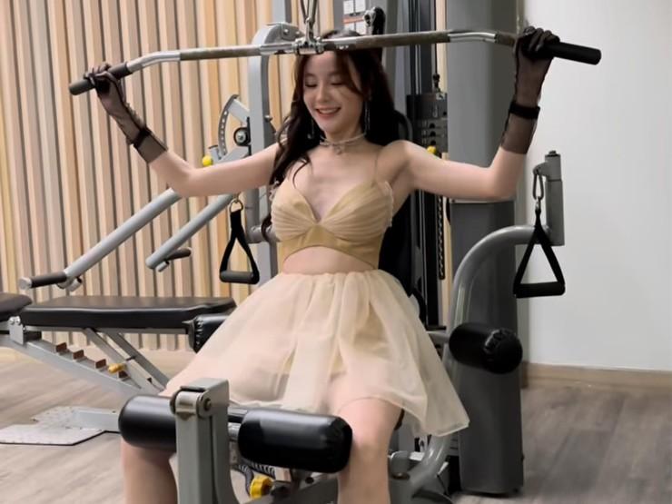 Khi các kiều nữ mặc váy, áo rộng cổ đẩy tạ, tập squat bị cười chê lạc quẻ ở phòng gym-2