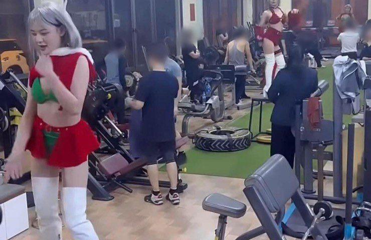 Khi các kiều nữ mặc váy, áo rộng cổ đẩy tạ, tập squat bị cười chê lạc quẻ ở phòng gym-3