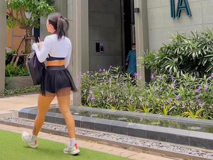 Khi các kiều nữ mặc váy, áo rộng cổ đẩy tạ, tập squat bị cười chê lạc quẻ ở phòng gym-8