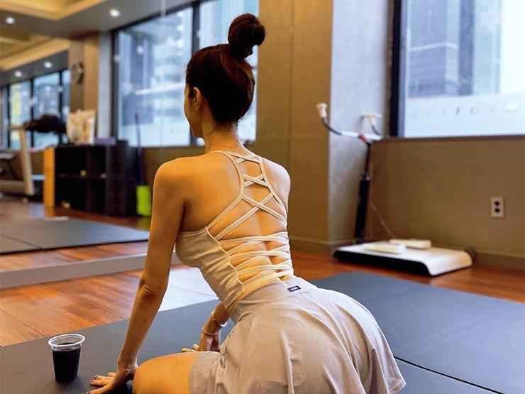 Khi các kiều nữ mặc váy, áo rộng cổ đẩy tạ, tập squat bị cười chê lạc quẻ ở phòng gym-9