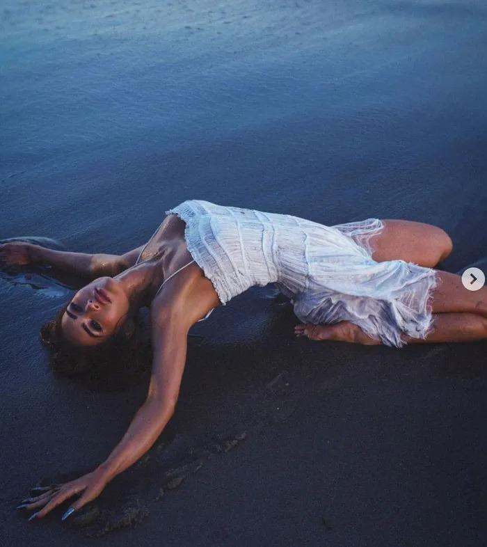 Mỹ nhân được khao khát nhất hành tinh diện váy như lưới đánh cá khoe body tuyệt mỹ-5