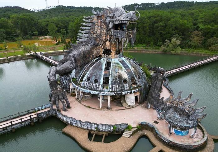 Du khách tiếc nuối khi thủy cung hình rồng tại công viên ma mị nổi tiếng thế giới ở Huế sắp bị đập bỏ-1